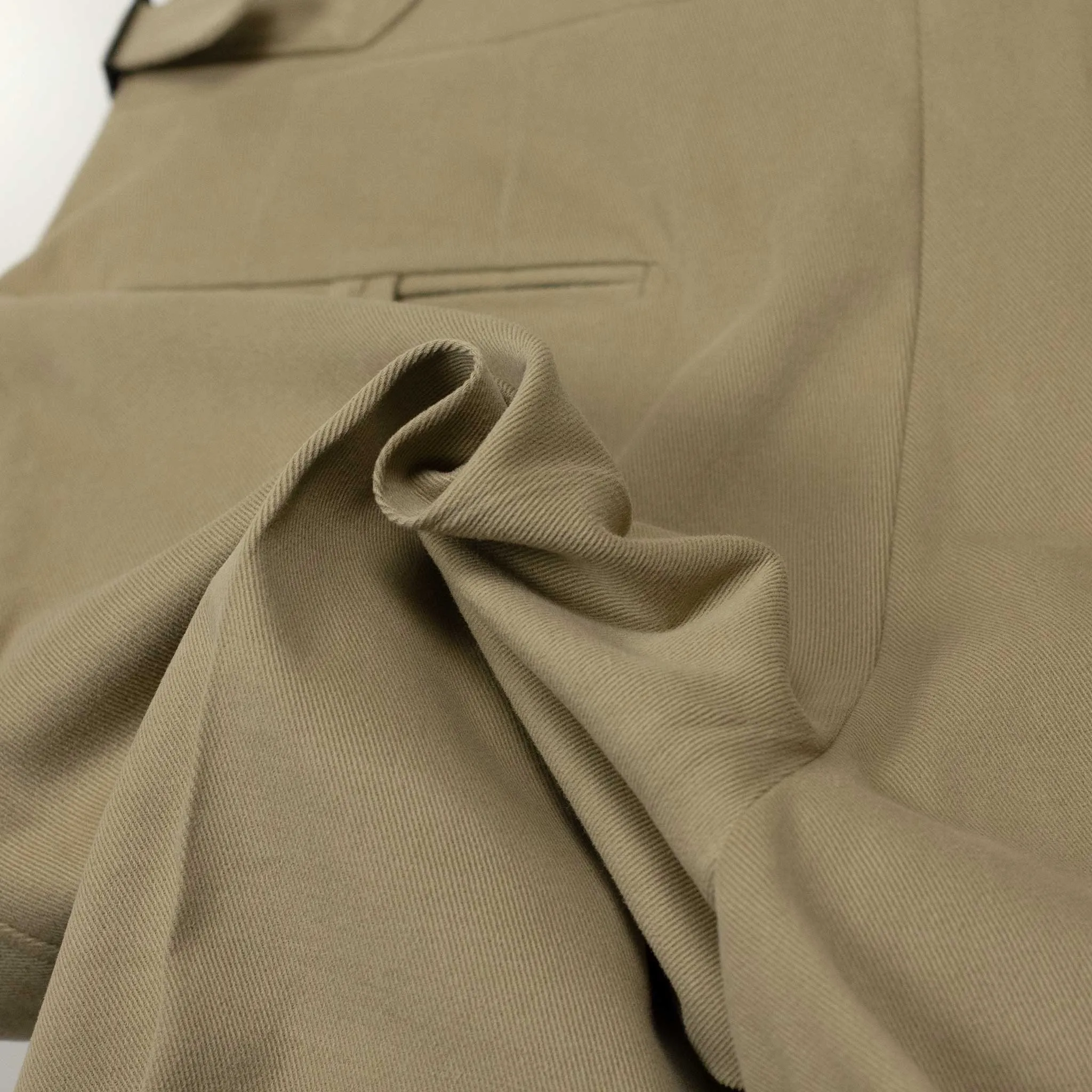 Higher-rise side tab trousers in beige cotton twill (restock)