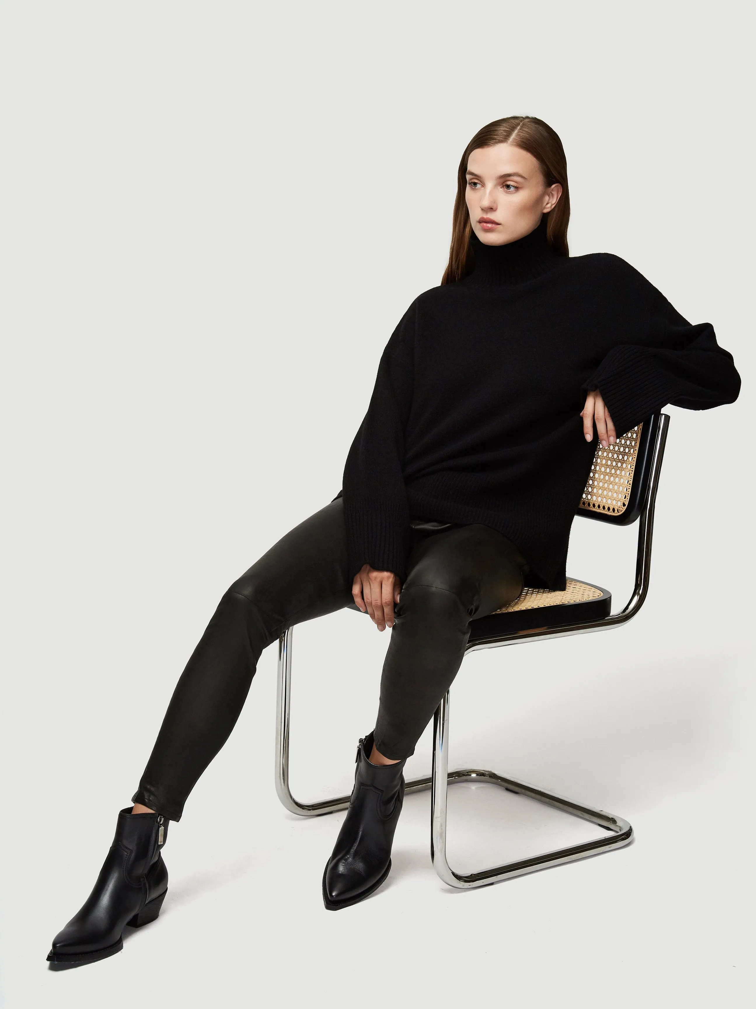 Sustainable Cashmere High Low Turtleneck -- Noir